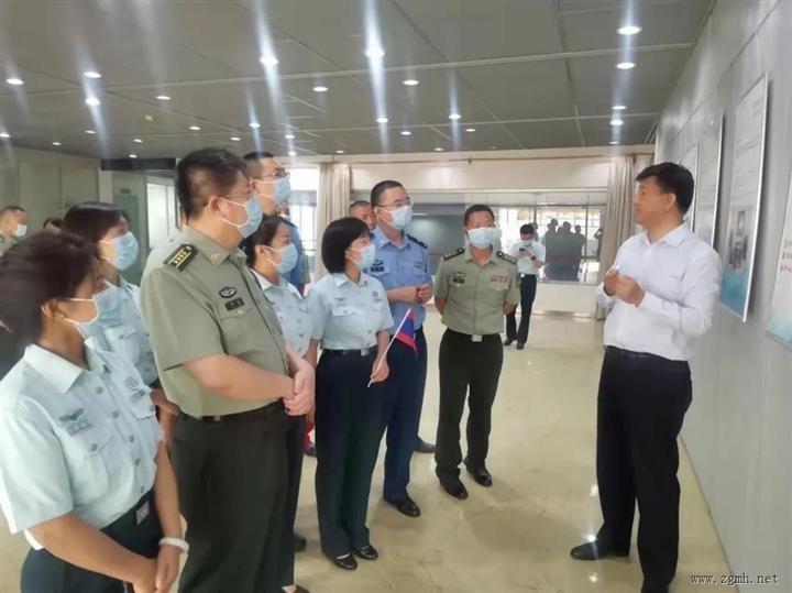中国驻老挝大使馆组织援老专家队参观老挝卫星公司