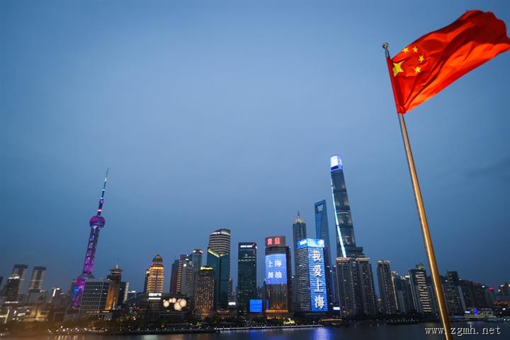 陆家嘴地标亮灯为抗疫加油鼓劲