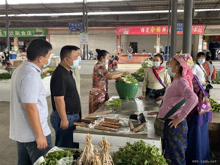 县委主要领导在督导检查勐满镇疫情防控和教育教学工作