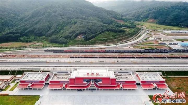 磨憨站：中老铁路最美“国门”第一站