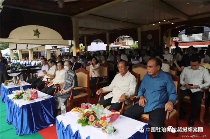 中国驻琅勃拉邦总领事李志工出席琅省龙舟节观礼活动
