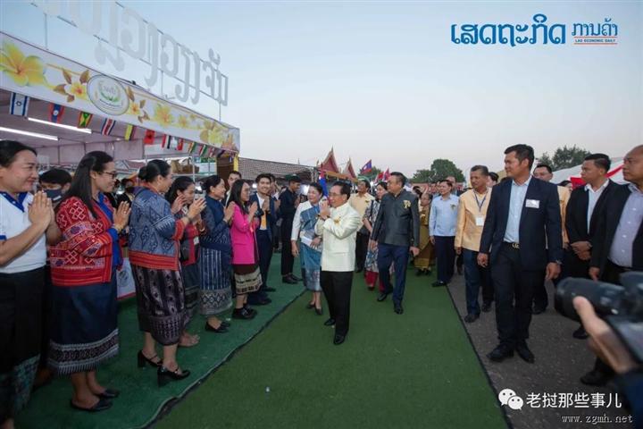 老挝总理潘坎率大量官员出席塔銮节开幕活动...