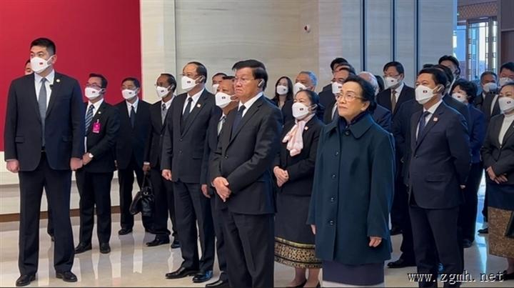 老挝人革党中央总书记“打卡”中国共产党历史展览