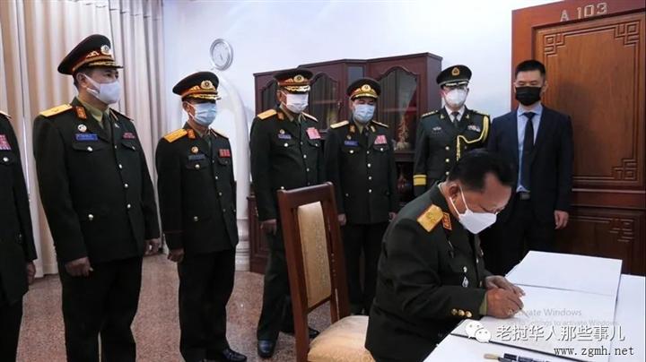 老挝国防部部长占沙蒙为江泽民签名吊唁...