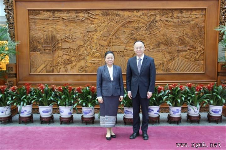 外交部部长助理农融会见老挝驻华大使坎葆