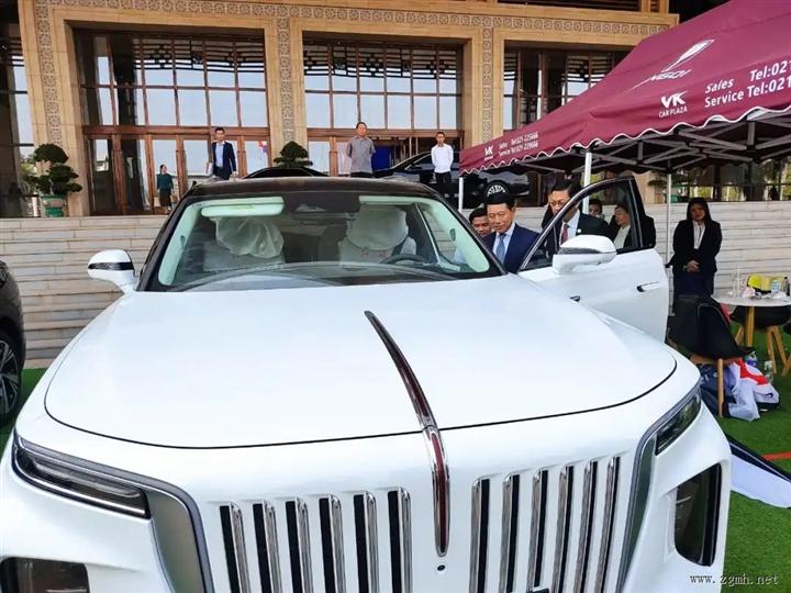 老挝国家副总理沙伦赛参观红旗新能源电动车