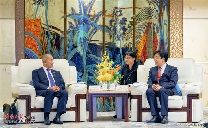 老挝副总理参加第三届中国国际消博会，热情邀请中国游