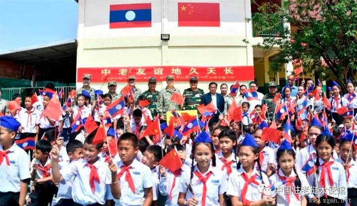 中国驻老挝大使馆国防武官李兵在老挝《人民军报》发表署名文章
