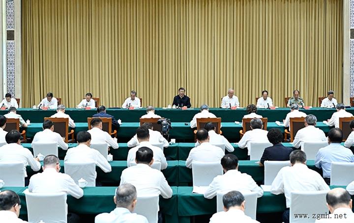 习近平在听取新疆维吾尔自治区党委和政府、新疆生产建设兵团工作汇报时强调：牢牢把握新疆在国家全局中的战