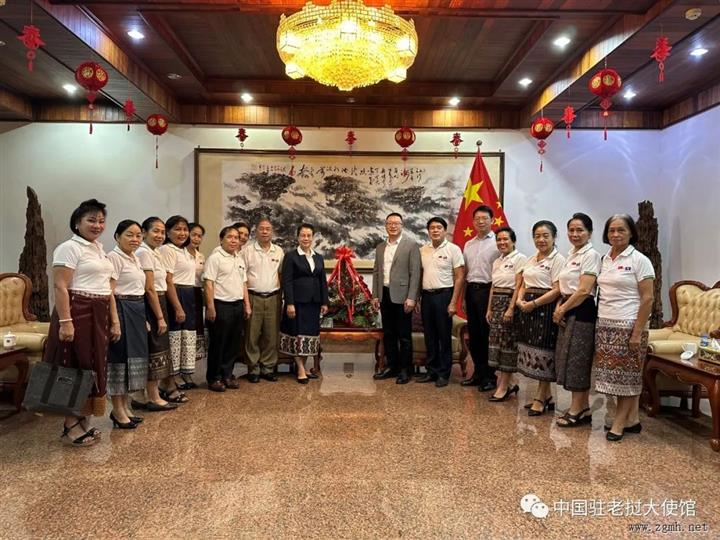 老挝“六七”学校校友会向驻老挝使馆祝贺中华人民共和国成立74周年