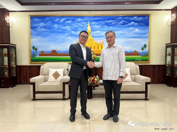 王畅临时代办会见老挝党中联部部长通沙万