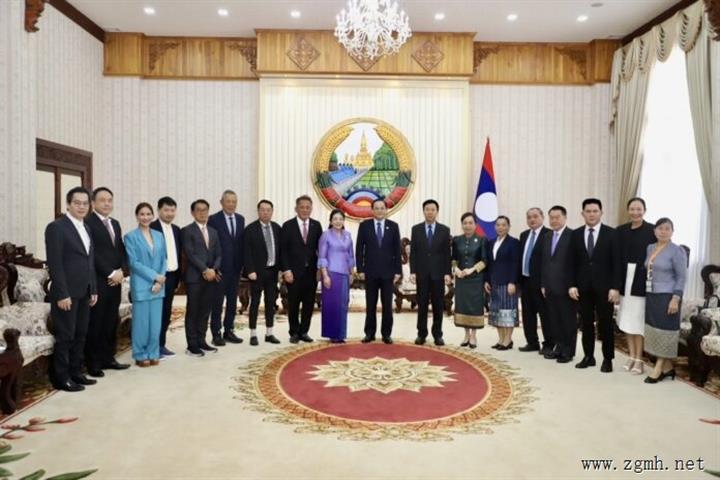 老挝总理宋赛·西潘敦会见泰国企业家代表