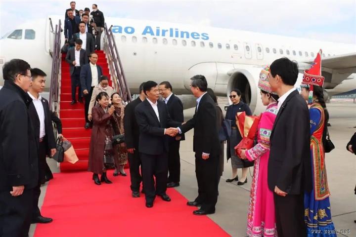 老挝建国阵线中央主席访华，云南政协主席刘晓凯昆明机场欢迎，将继续签署双方合作备忘录