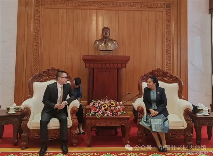 王畅临时代办会见老挝党中央书记处书记、国会副主席顺通