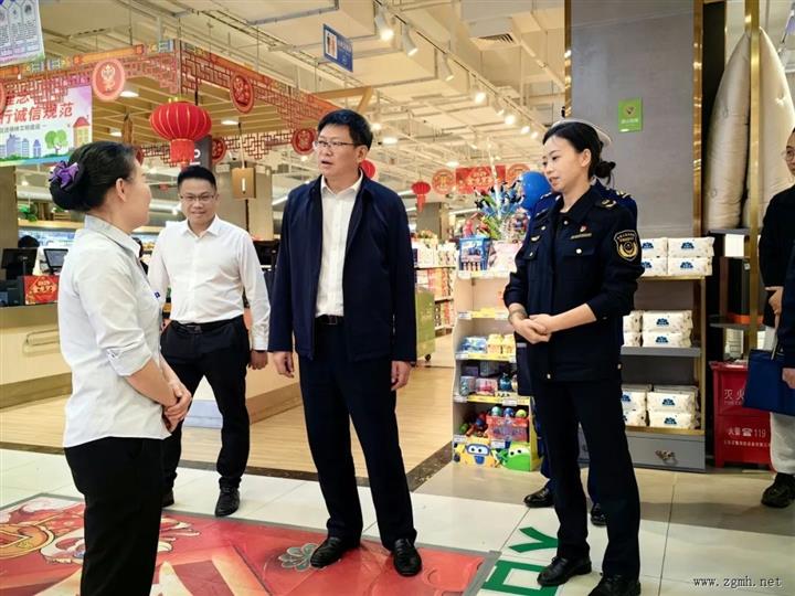 县委书记张世影到达兴超市调研指导节前物资供应、食品安全等工作