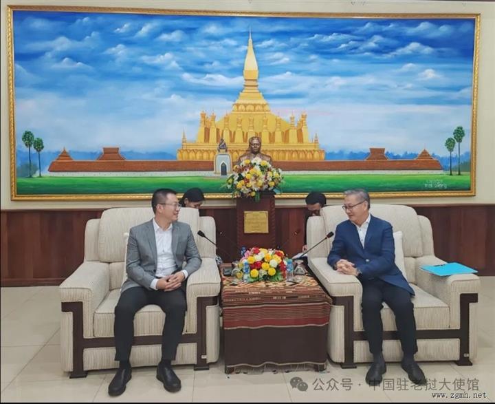 王畅临时代办会见老挝党中联部部长通沙万