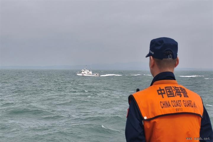 福建海警组织舰艇编队在金门附近海域开展执法巡查
