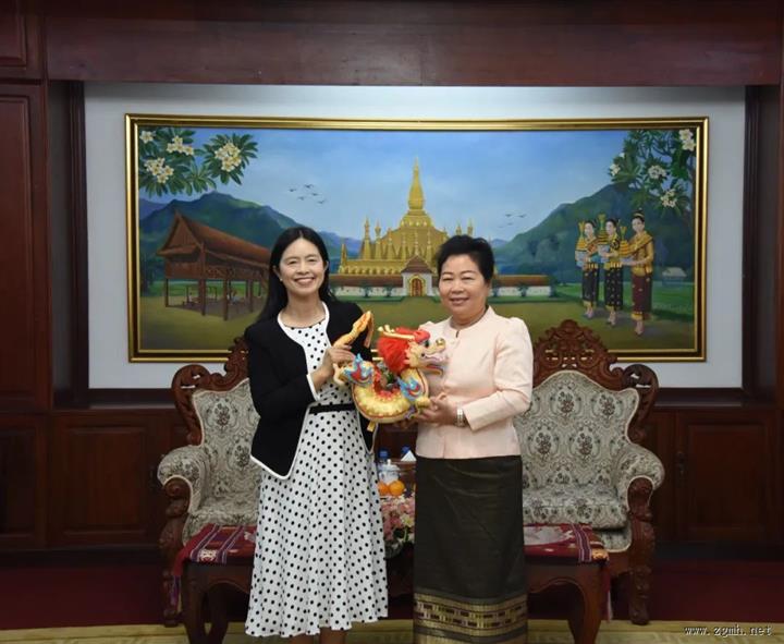 老挝中国文化中心主任李医平拜会老挝妇联主席阿里·翁瑙本谭 积极为中老妇女界人文交流合作搭建桥梁