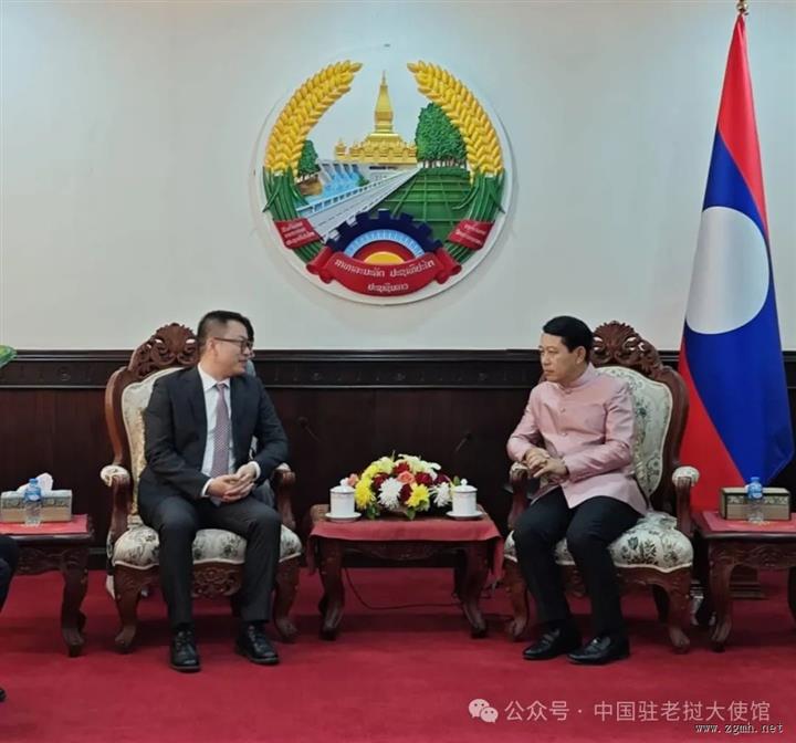 王畅临时代办会见老挝副总理兼外长沙伦赛