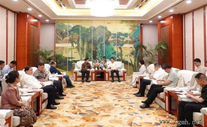 刀文会见老挝北部四省代表团
