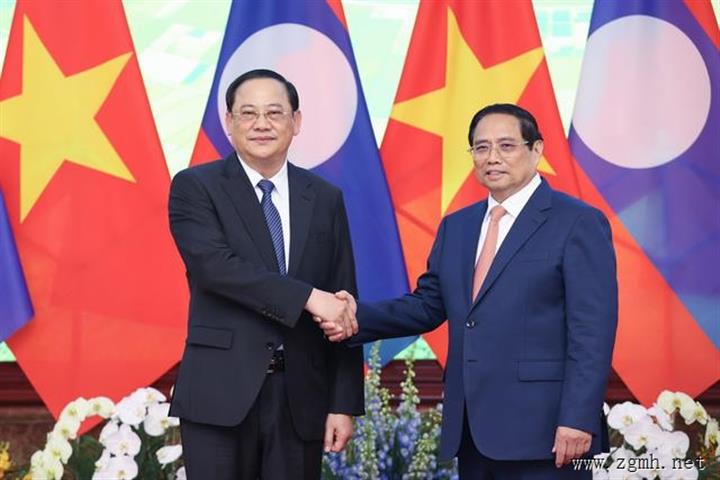 越南政府总理范明正会见老挝总理宋赛西潘敦