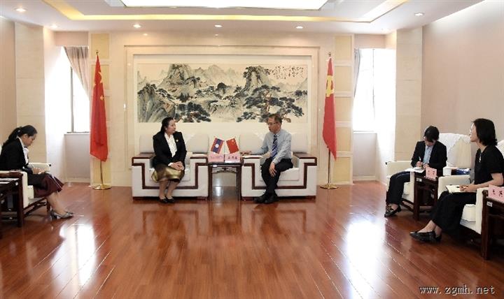 赵德荣会见老挝驻昆总领事玛尼拉·宋班迪