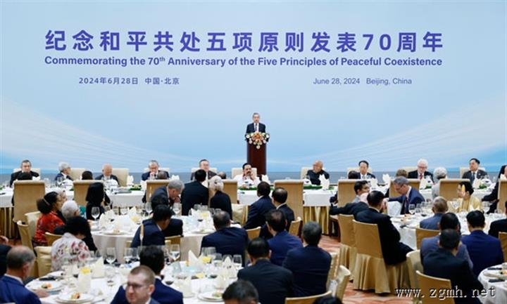 王毅出席纪念和平共处五项原则发表70周年午餐会并致辞