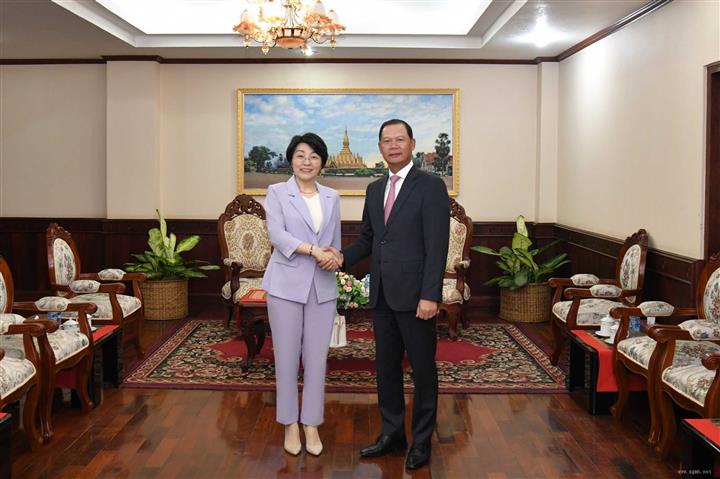 新任驻老挝大使方虹递交国书副本并拜会老挝副外长坡赛
