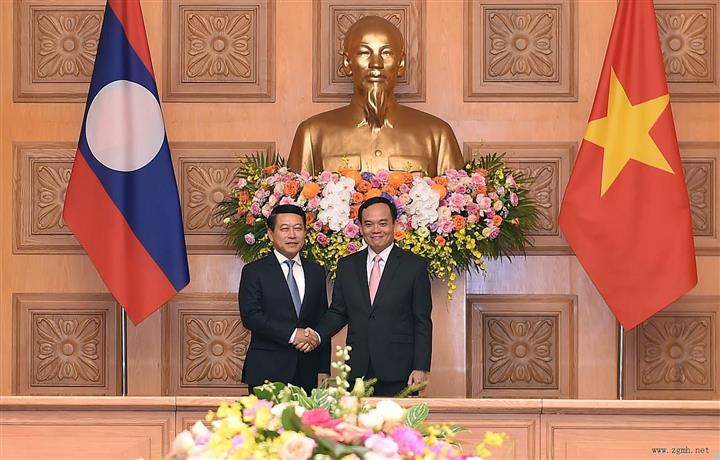 越南政府副总理、外交部长、中央贸易和运输便利化委员会主席与老挝人民民主共和国高级代表团对越南共和国进