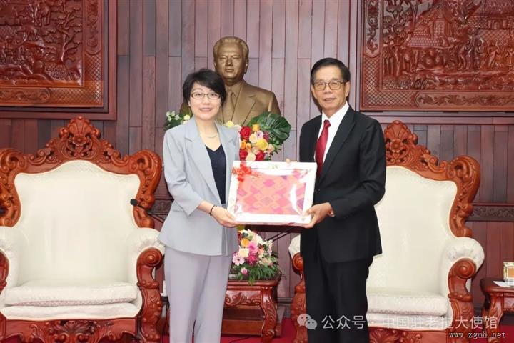 驻老挝大使方虹到任拜会老挝建国阵线中央主席辛拉冯