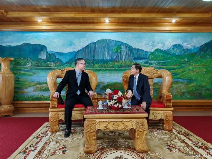 驻琅勃拉邦总领事张社平访问老挝革命根据地华潘省