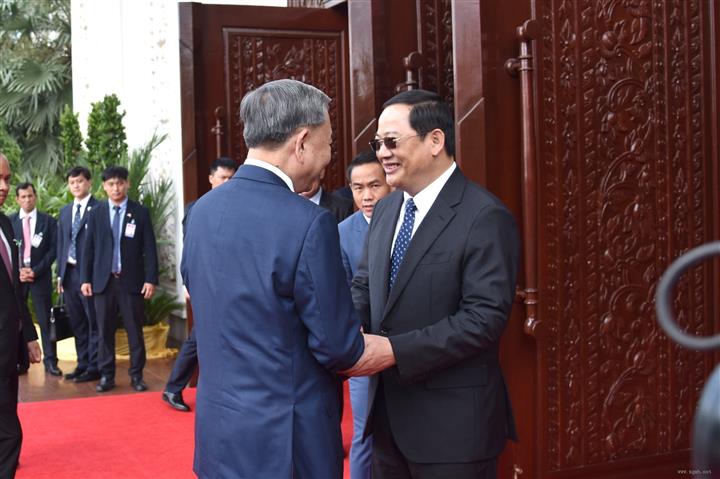 老挝人民民主共和国总理会见越南共和国主席