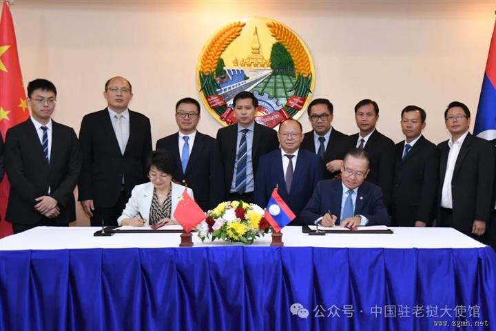 驻老挝大使方虹到任拜会老挝副外长通潘并共同签署澜湄合作专项基金项目协议