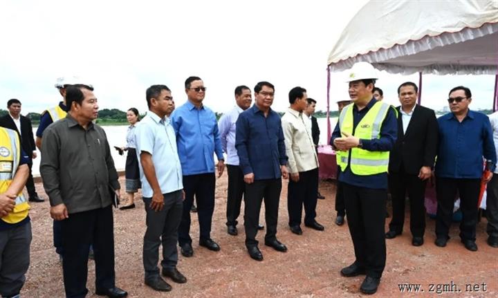 老挝总理宋赛一行在万象积极督导推动工作；万象市市长阿萨帕通和相关领导到场欢迎，并在现场陪同工作并聆听