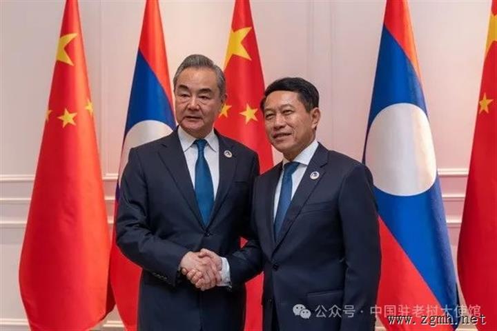 王毅同老挝副总理兼外长沙伦赛会谈