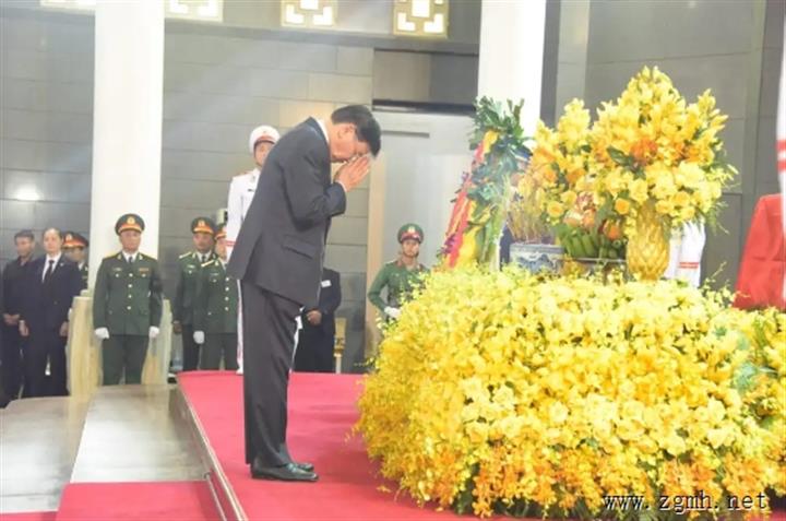 老挝国家主席在河内出席越共中央总书记葬礼并敬献花圈