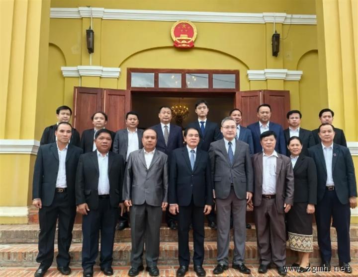 老挝华潘省赴琅勃拉邦党政考察团到访中国总领馆