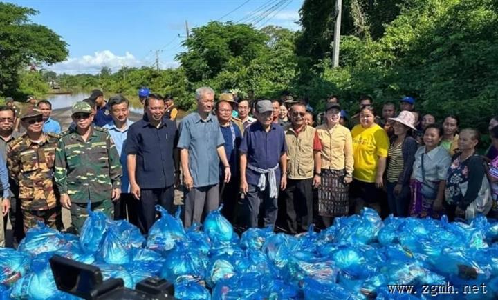 国家主席通伦·西苏里跟视察万象洪水灾情，慰问各地受洪水影响的群众以及鼓励正在奋战在防洪前线的军警。