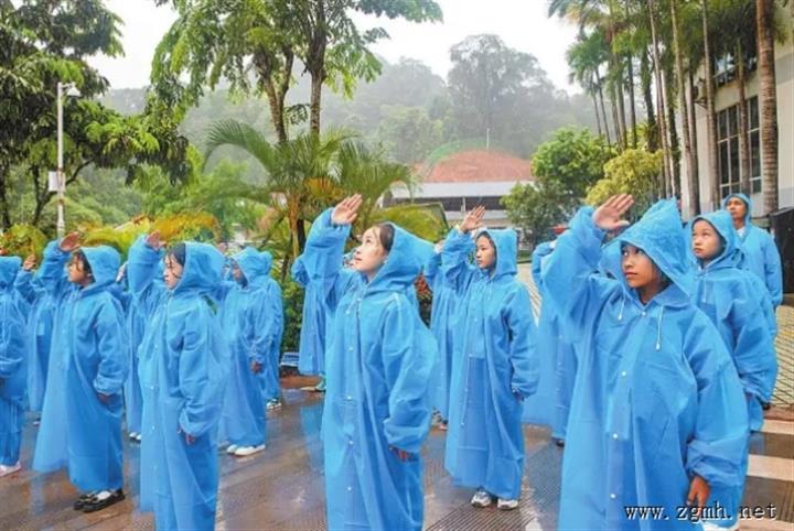 同升一面旗 共祝祖国好！云南举行“千里边疆同升国旗同唱国歌”活动