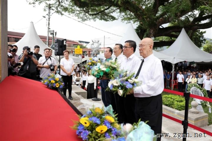 驻槟城总领事周游斌出席槟榔屿华侨抗战殉职机工暨罹难同胞纪念碑奠祭礼