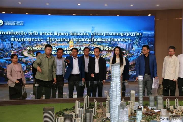 万象市政府拟迁址塔銮湖，市长阿萨潘通·西潘敦率队考察
