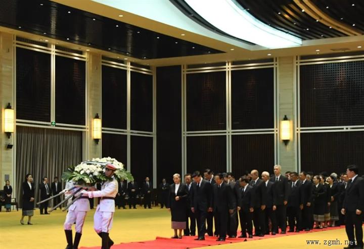 中央总书记、国家主席通伦·西苏里同志的率领下，向老挝原国家主席坎代·西潘敦将军同志敬献花圈。