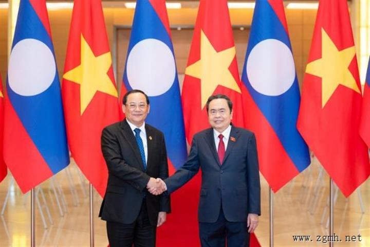 越南国会主席陈青敏会见老挝总理宋赛·西潘敦