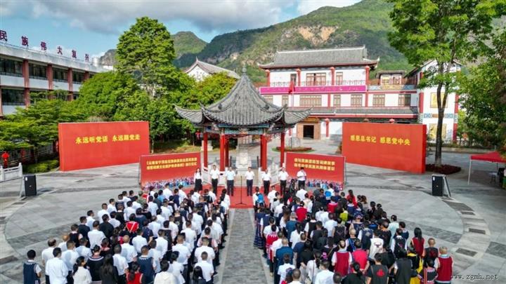 《云南省宁洱哈尼族彝族自治县民族团结誓词碑文化保护传承条例》施行仪式举行 并向县人民政府递交《条例》