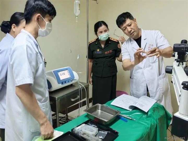 中国援老医疗队完成老挝人民军103医院首台超声乳化白内障摘除术         老中商业资讯    