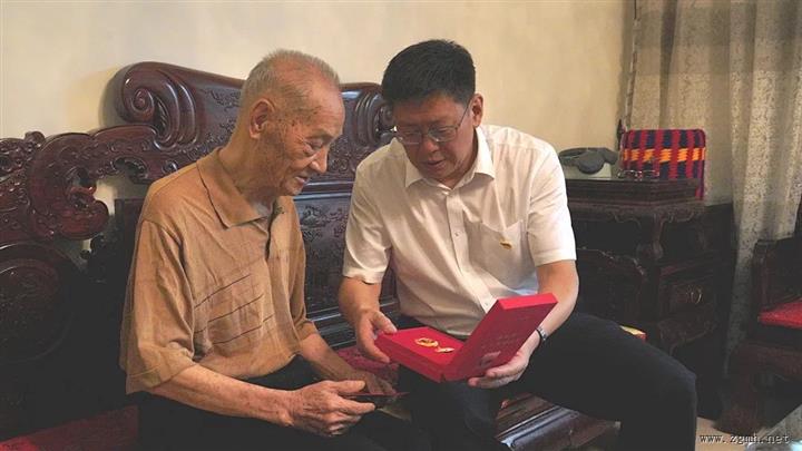 县委主要领导率队开展“七一”走访慰问活动         勐腊发布     2025年06月27日 