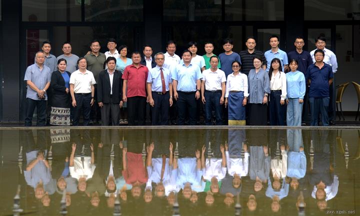 版纳植物园与老挝国立大学林学院签署合作协议