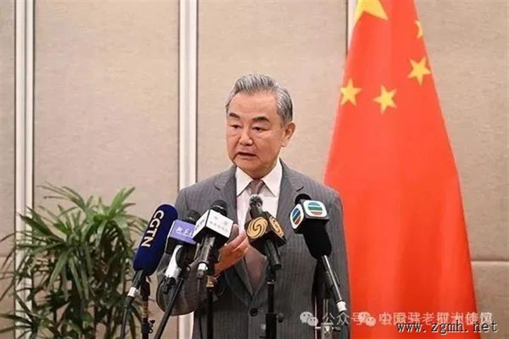 王毅在结束出席东亚合作年度系列外长会后接受中国媒体采访