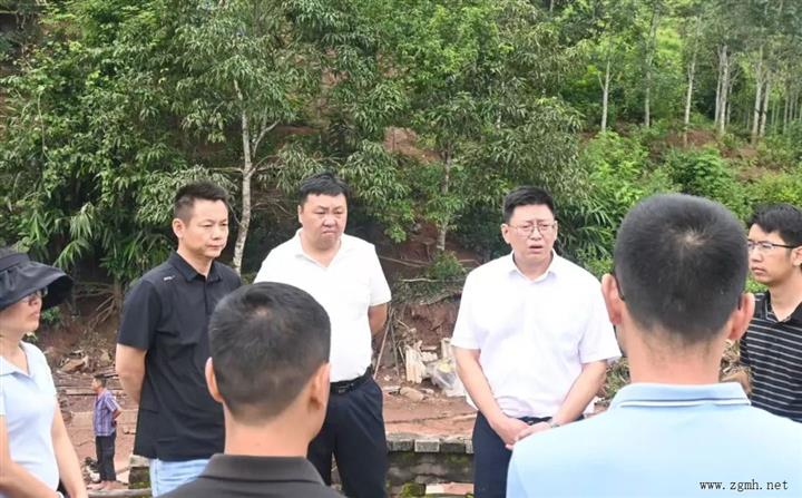 县委、县政府主要领导赴受灾现场调度防汛救灾和重建工作