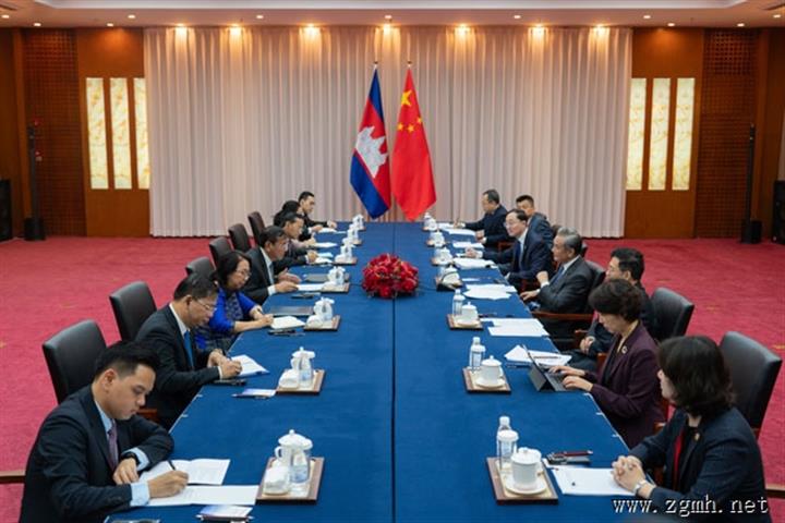 王毅会见柬埔寨副首相兼外交大臣布拉索昆